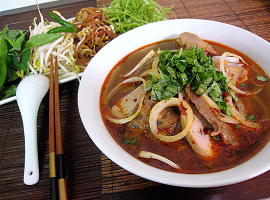 cach-nau-bun-bo-hue-dam-huong-vi-hue