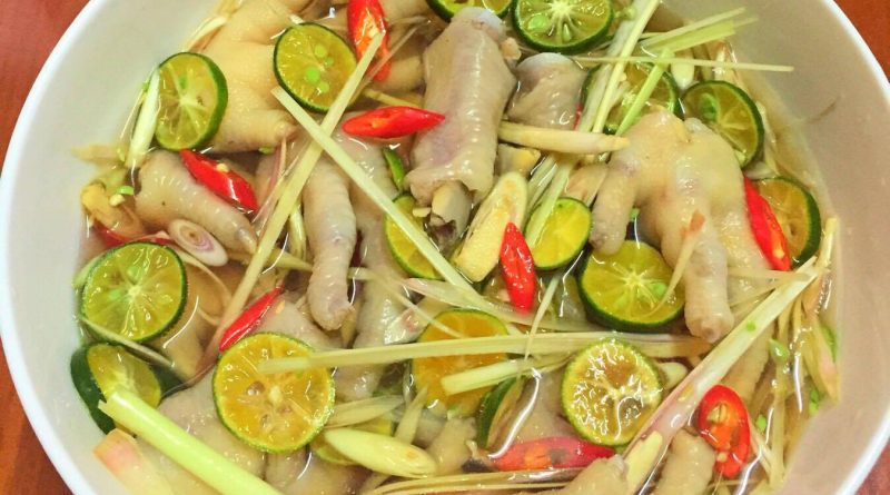 Cuối cùng được món chân gà ngâm xả ớt