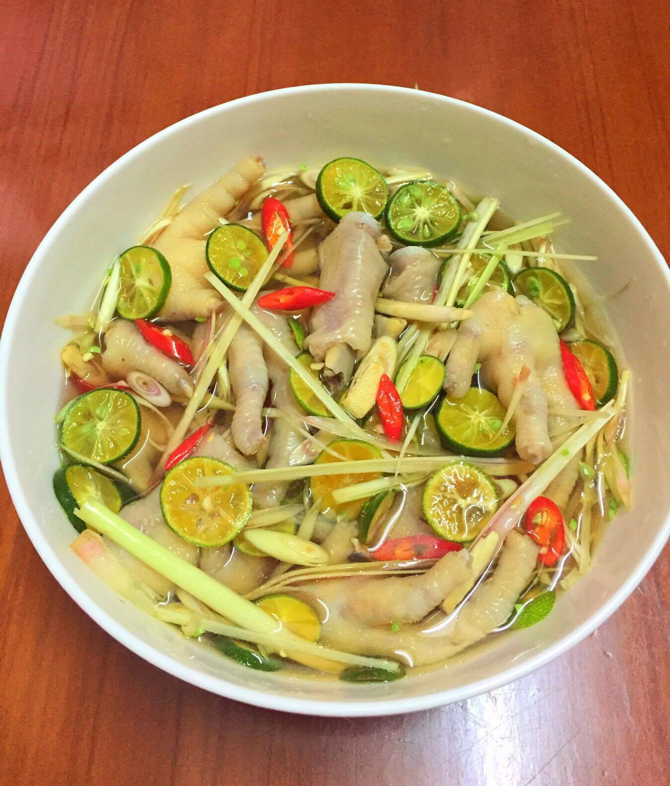 Cuối cùng được món  chân gà ngâm xả ớt 