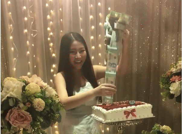 Vợ trẻ toe toét rút tiền chồng tặng từ bánh kem khiến các chị em ganh tỵ