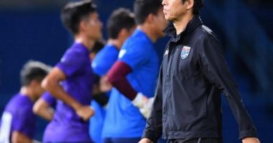 HLV Nishino có hành động 'lạ' sau trận thua muối mặt U22 Indonesia