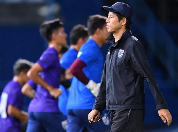 HLV Nishino có hành động 'lạ' sau trận thua muối mặt U22 Indonesia