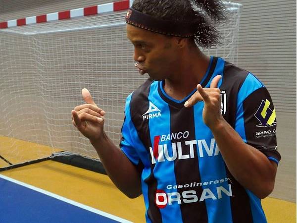 Tin bóng đá 17/3: Ronaldinho được tiết lộ về tình hình trong tù