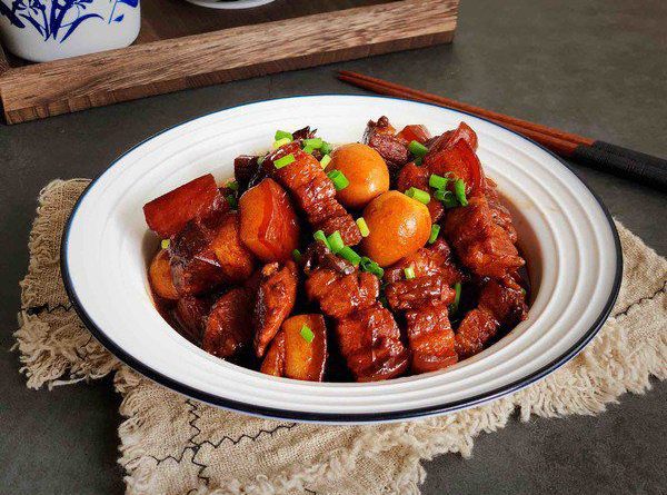 Thịt kho trứng cút nước dừa thơm bùi béo ngậy