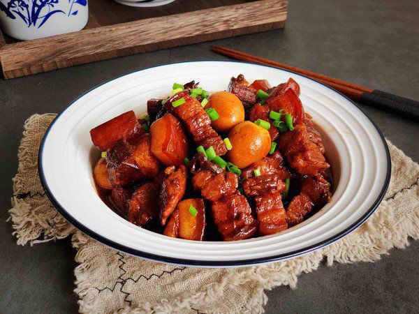 Thịt kho trứng cút nước dừa thơm bùi béo ngậy