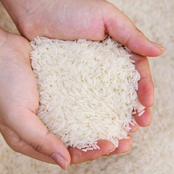 Dùng cám gạo để tẩy sạch nhựa mít là cách làm được nhiều người sử dụng.
