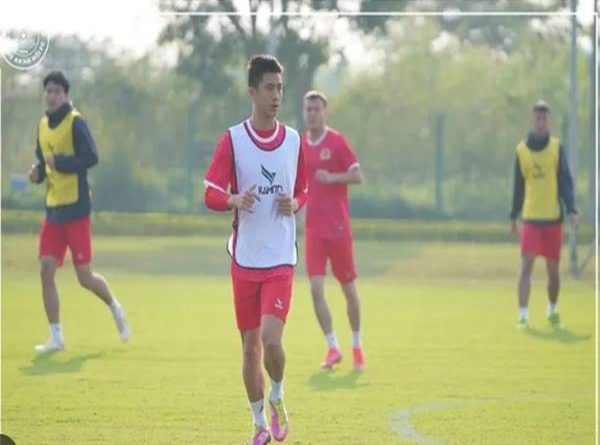 Bóng đá VN 23/10: Tiền đạo Việt Nam báo tin vui cho Troussier