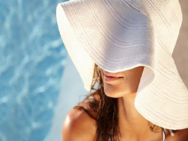 Bảo vệ tóc khỏi tác hại bên ngoài là 1 bước trong cách dưỡng tóc không bị khô xơ chẻ ngọn