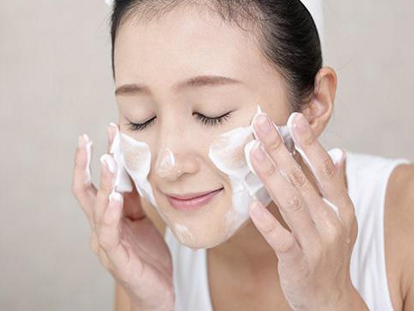 rửa mặt với sữa rửa mặt là 1 bước trong tẩy trang đúng cách cho người không trang điểm