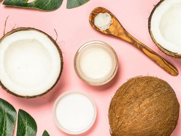 Tóc yếu rụng nhiều phải làm sao: dùng dầu dừa để ú tóc