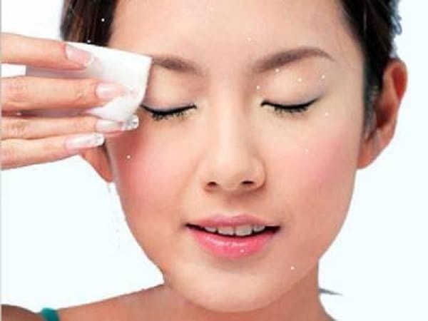 tẩy trang đúng cách cho người không trang điểm: bước tẩy trang mắt và môi