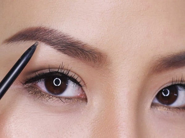 Vẽ chân mày là 1 bước trong cách trang điểm cô dâu đơn giản

