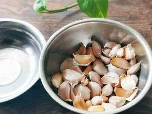 Sử dụng lọ thủy tinh hoặc chén Sử dụng lọ thủy tinh hoặc chén bóc tỏi