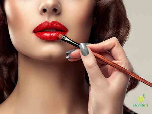 Sử dụng cọ để đánh son
