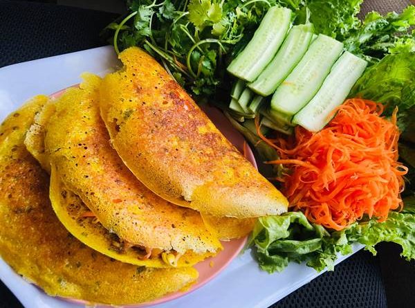 Khám phá cách làm bánh xèo với rau sống tươi ngon
