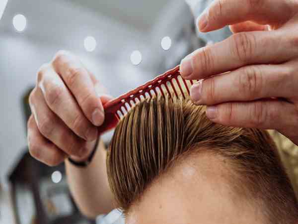  Tóc sử dụng sản phẩm tạo kiểu