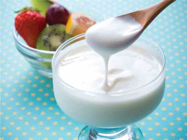 Kết hợp sữa chua với trái cây tươi