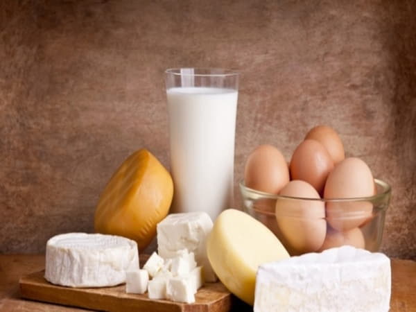 Người bị sỏi thận uống sữa được không