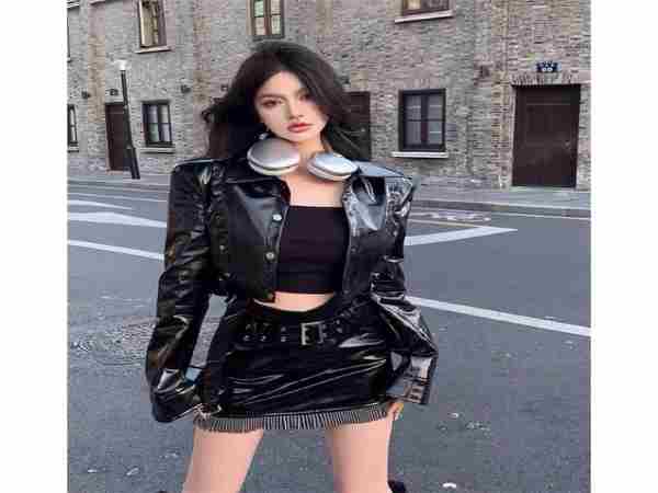 Váy ngắn + áo khoác da hoặc bomber + boots cổ thấp