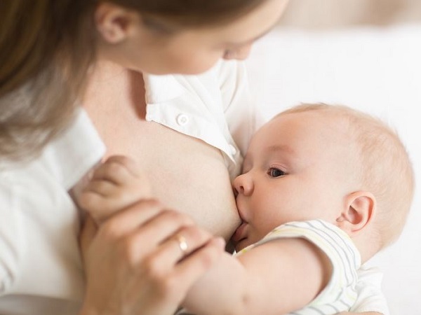 Cho trẻ bú mẹ nhiều hơn là mẹo chữa viêm tai giữa cho trẻ