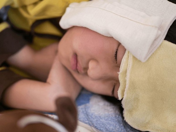 Chườm ấm vùng tai là mẹo chữa viêm tai giữa cho trẻ