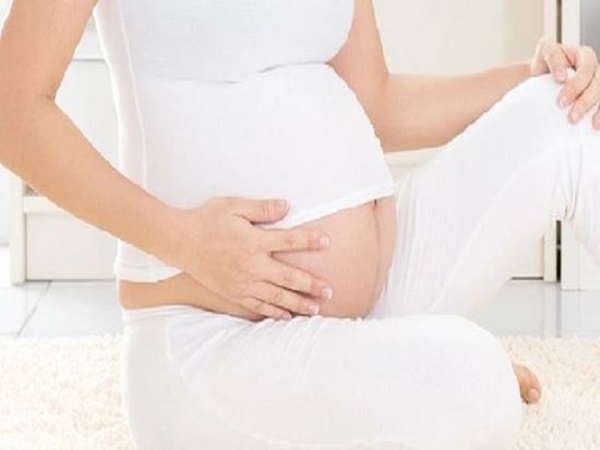 mẹ bầu bị ho và đau bụng bên phải do phản xạ cơ học mang thai
