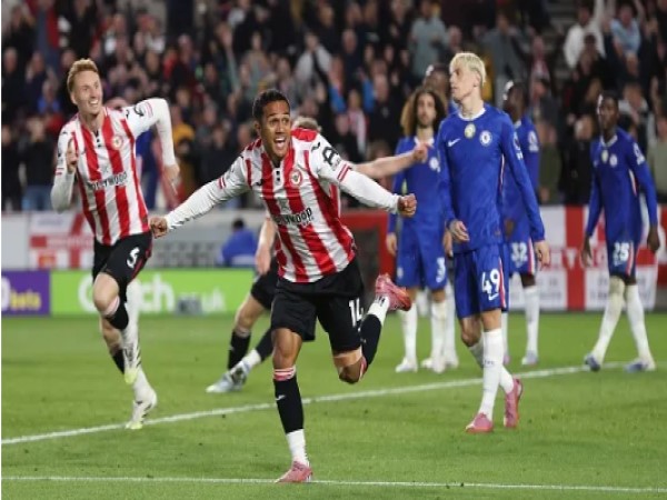 Chelsea lỡ cơ hội chiếm ngôi đầu